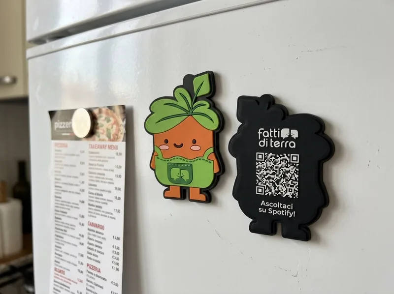 Calamite personalizzate per ristoranti in PVC in rilievo a forma di fetta di pizza con telefono e QR del menu